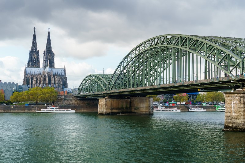 Kölner Dom mit Rhein und Hohenzollernbrücke